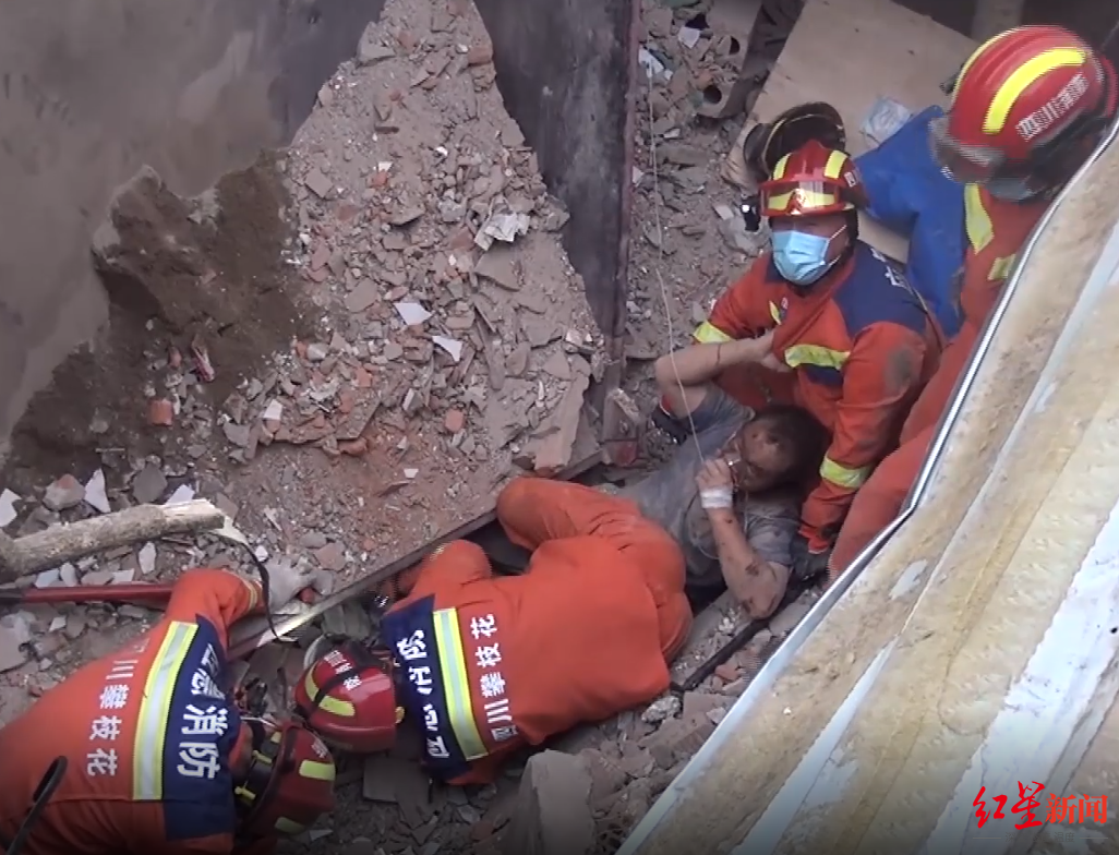 男子指挥货车倒车被埋废墟,消防员手刨砂石1个多小时救出休闲区蓝鸢梦想 - Www.slyday.coM 男子指挥货车倒车被埋废墟,消防员手刨砂石1个多小时救出休闲区蓝鸢梦想 - Www.slyday.coM