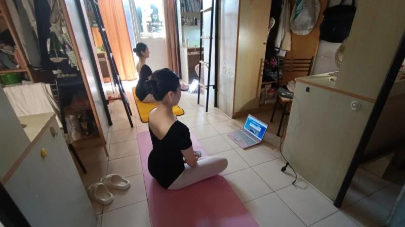 不脱大白服讲授网课,宿舍门房外在线教学,还有必须丝巾妆容出镜,老师们蛮拼休闲区蓝鸢梦想 - Www.slyday.coM 不脱大白服讲授网课,宿舍门房外在线教学,还有必须丝巾妆容出镜,老师们蛮拼休闲区蓝鸢梦想 - Www.slyday.coM