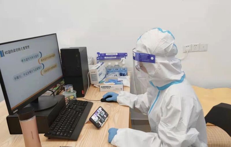 不脱大白服讲授网课,宿舍门房外在线教学,还有必须丝巾妆容出镜,老师们蛮拼休闲区蓝鸢梦想 - Www.slyday.coM 不脱大白服讲授网课,宿舍门房外在线教学,还有必须丝巾妆容出镜,老师们蛮拼休闲区蓝鸢梦想 - Www.slyday.coM