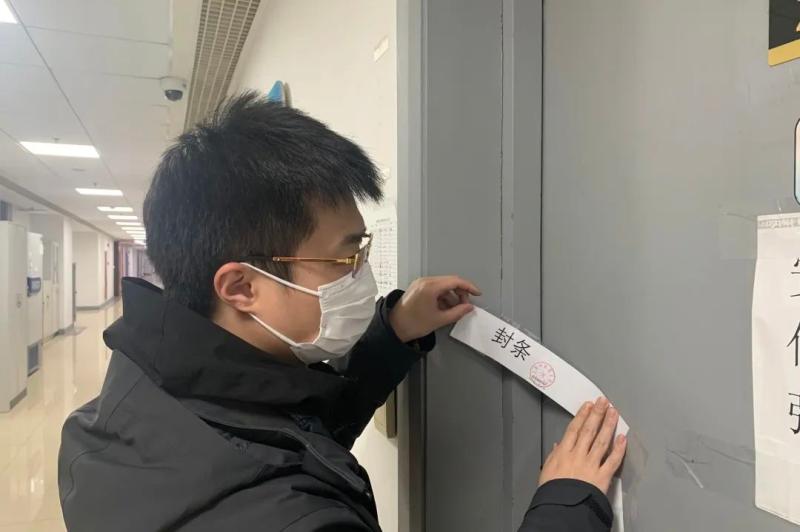 不脱大白服讲授网课,宿舍门房外在线教学,还有必须丝巾妆容出镜,老师们蛮拼休闲区蓝鸢梦想 - Www.slyday.coM 不脱大白服讲授网课,宿舍门房外在线教学,还有必须丝巾妆容出镜,老师们蛮拼休闲区蓝鸢梦想 - Www.slyday.coM