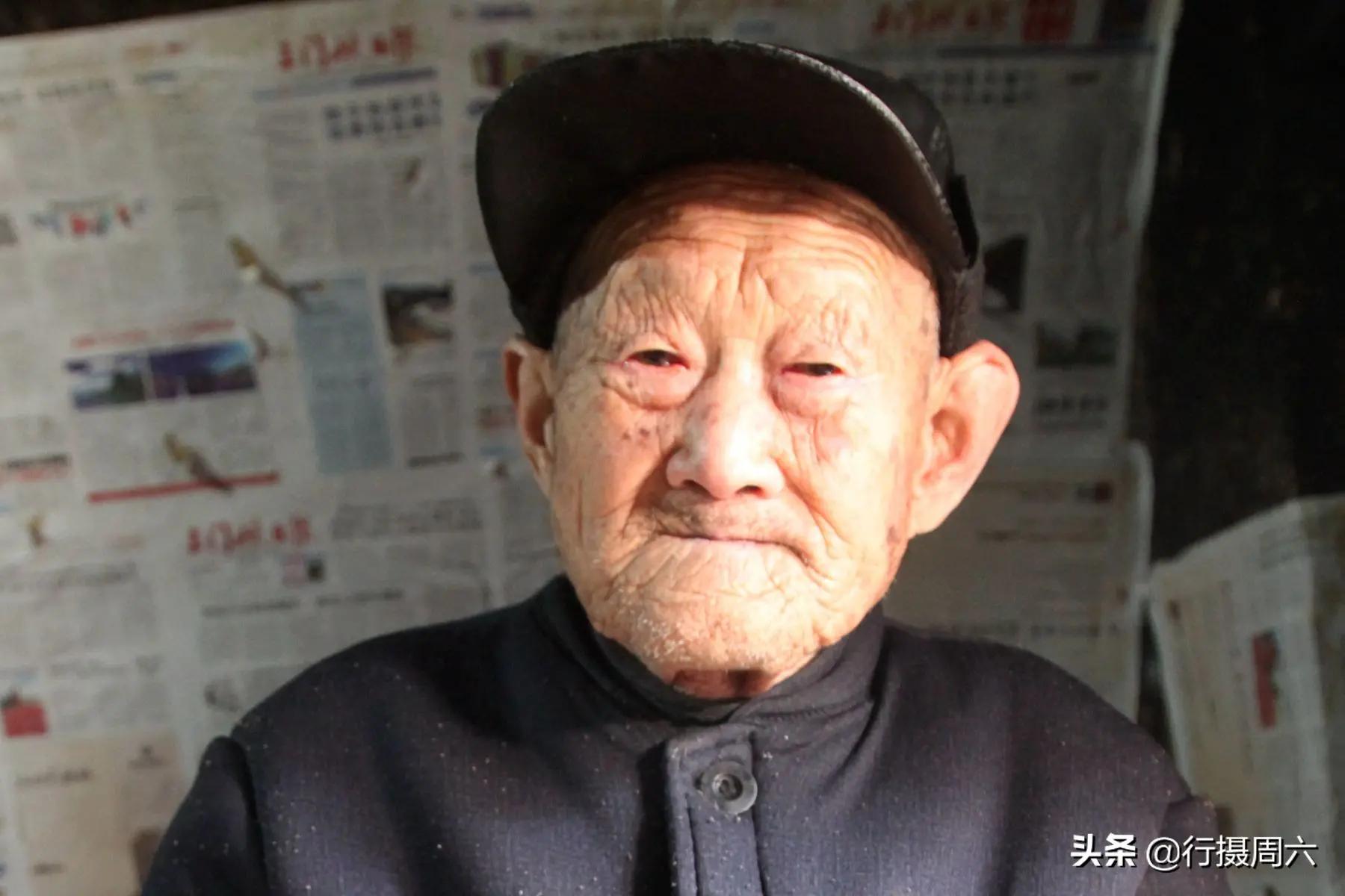 老人推车与独居困境 老年生活如何保障