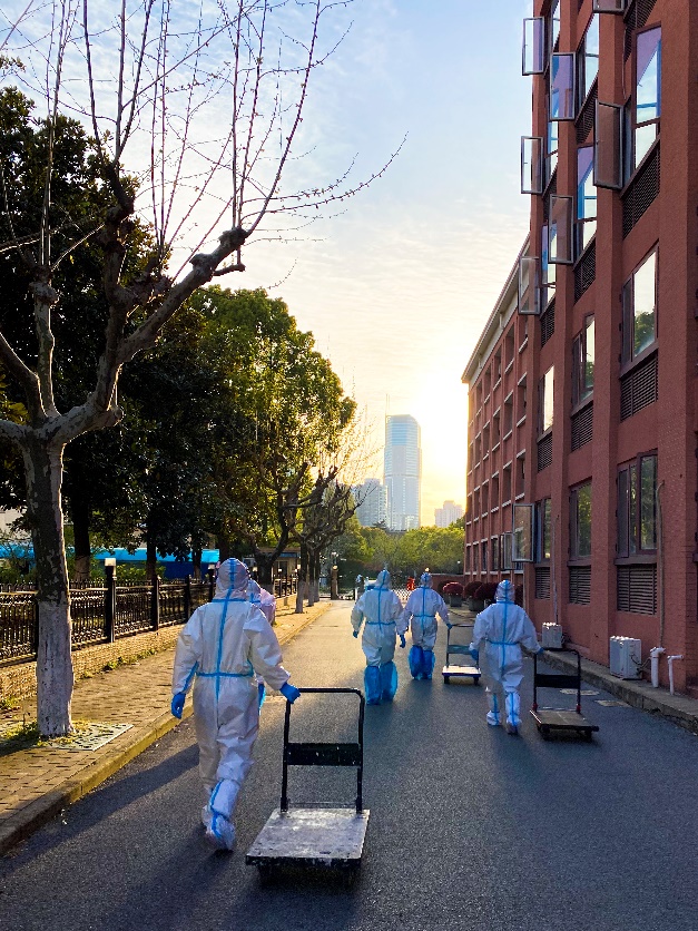 不脱大白服讲授网课,宿舍门房外在线教学,还有必须丝巾妆容出镜,老师们蛮拼休闲区蓝鸢梦想 - Www.slyday.coM 不脱大白服讲授网课,宿舍门房外在线教学,还有必须丝巾妆容出镜,老师们蛮拼休闲区蓝鸢梦想 - Www.slyday.coM