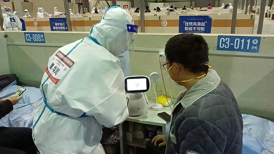 龙华小康助手让机器人为每位患者提供中医四诊检测服务。