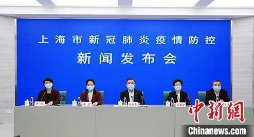 吴乾渝说，如果急诊患者需要立即进行紧急处置的，不得以等待核酸检测结果为由推诿拒绝、延误治疗。 上海市政府新闻办供图