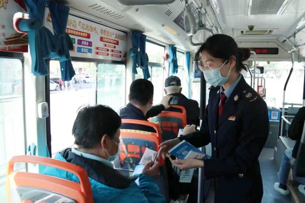 天津市税务局第一稽查局组织业务骨干在公交车上进行税法宣传。受访者供图