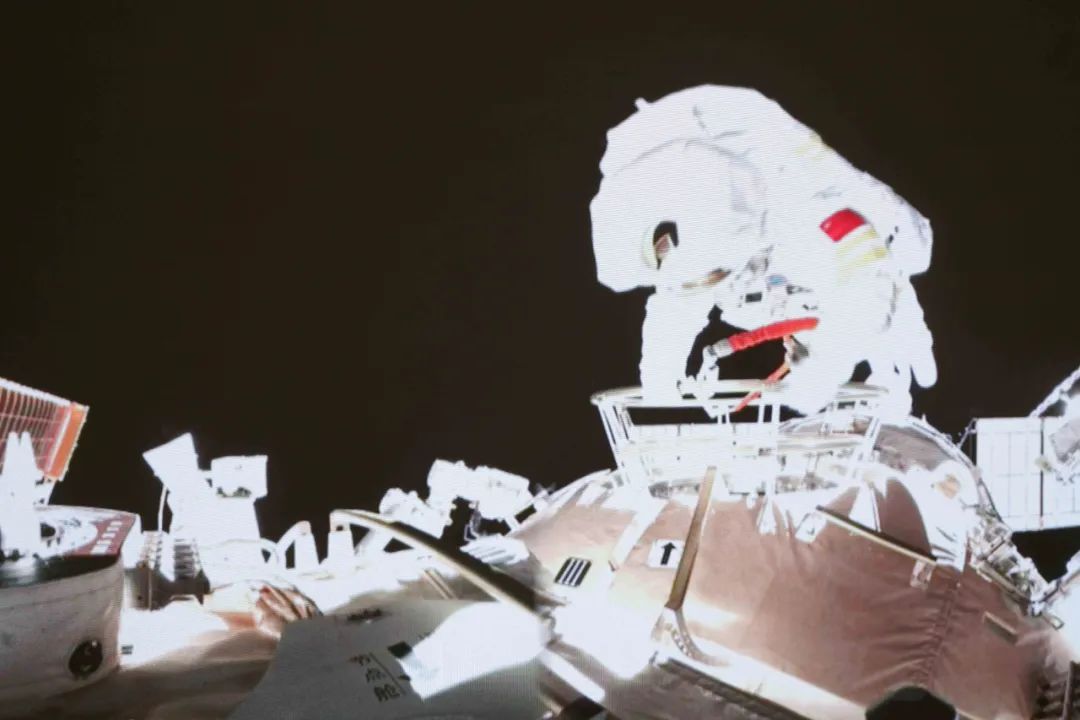2021年11月7日，在北京航天飞行控制中心拍摄的神舟十三号航天员王亚平出舱画面。新华社发（郭中正 摄 ）