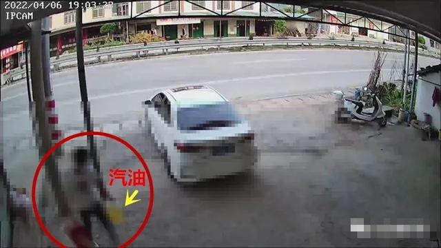 男子提着汽油,带着刀闯前女友家,只因“心魔”作祟休闲区蓝鸢梦想 - Www.slyday.coM 男子提着汽油,带着刀闯前女友家,只因“心魔”作祟休闲区蓝鸢梦想 - Www.slyday.coM