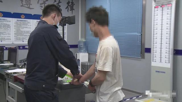 男子提着汽油,带着刀闯前女友家,只因“心魔”作祟休闲区蓝鸢梦想 - Www.slyday.coM 男子提着汽油,带着刀闯前女友家,只因“心魔”作祟休闲区蓝鸢梦想 - Www.slyday.coM