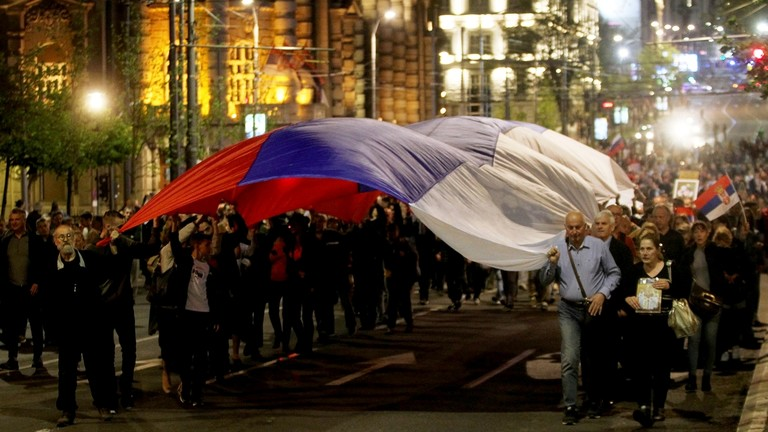 塞尔维亚首都贝尔格莱德15日抗议活动现场