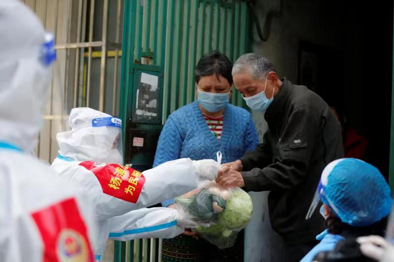 杨浦公安为民服务队筹措物资送给孤寡老人。 本文图片均来自杨浦公安