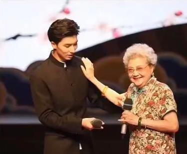 把《霸王别姬》唱上热搜的95后找到了!网友:活该他火休闲区蓝鸢梦想 - Www.slyday.coM 把《霸王别姬》唱上热搜的95后找到了!网友:活该他火休闲区蓝鸢梦想 - Www.slyday.coM