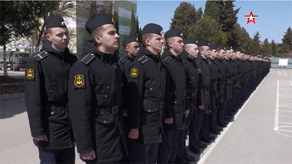 俄海军司令检阅“莫斯科”号获救舰员,称全体舰员将继续服役休闲区蓝鸢梦想 - Www.slyday.coM 俄海军司令检阅“莫斯科”号获救舰员,称全体舰员将继续服役休闲区蓝鸢梦想 - Www.slyday.coM