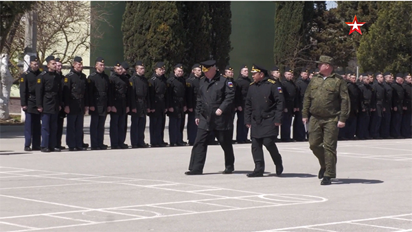 俄海军司令检阅“莫斯科”号获救舰员,称全体舰员将继续服役休闲区蓝鸢梦想 - Www.slyday.coM 俄海军司令检阅“莫斯科”号获救舰员,称全体舰员将继续服役休闲区蓝鸢梦想 - Www.slyday.coM