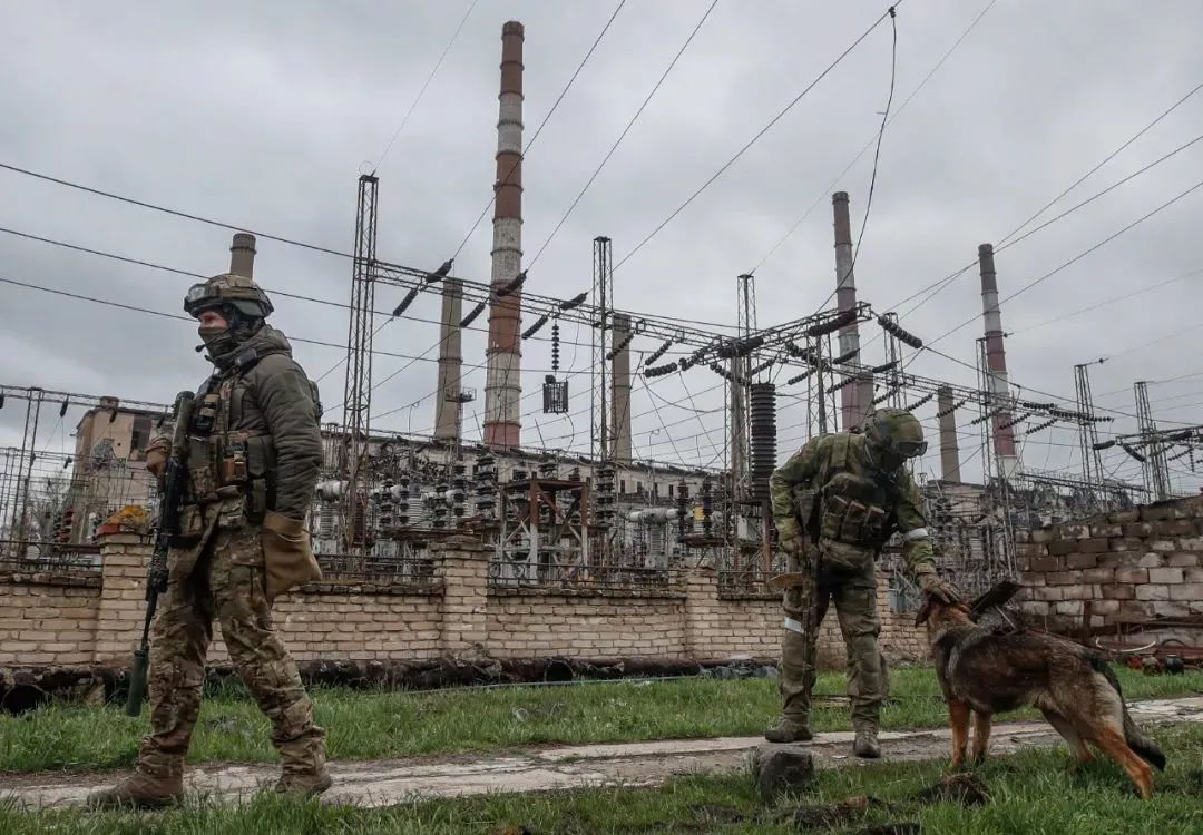 ▲当地时间4月13日，卢甘斯克地区，俄罗斯军人在卢甘斯克发电厂附近巡逻。图/IC photo