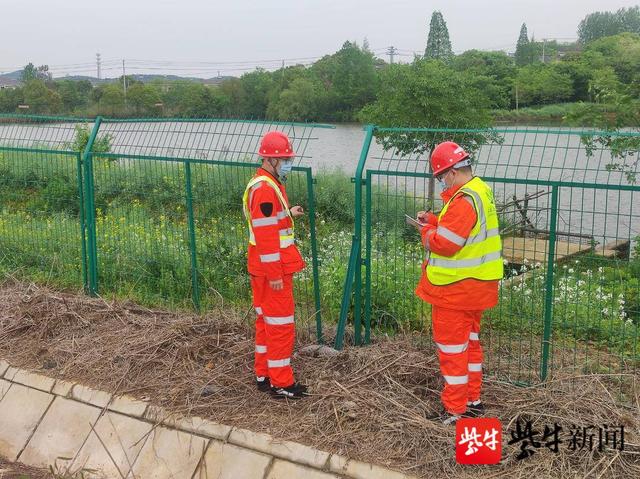 “疫”无反顾!一身橙色,春日里忙碌的高速养排员休闲区蓝鸢梦想 - Www.slyday.coM “疫”无反顾!一身橙色,春日里忙碌的高速养排员休闲区蓝鸢梦想 - Www.slyday.coM