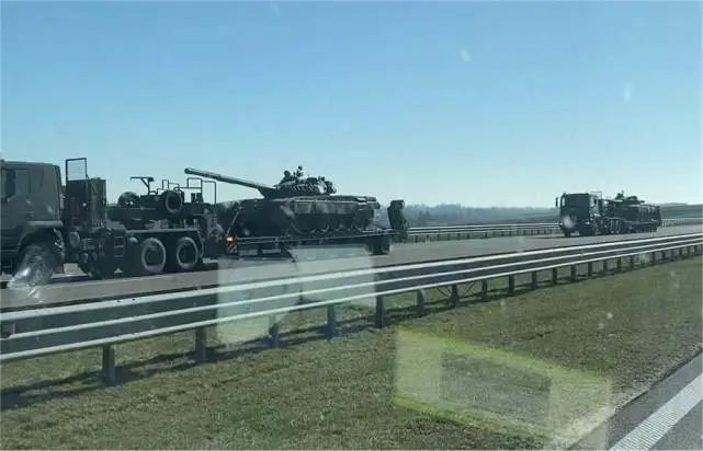 【波兰T-72M1主战坦克正在运往乌克兰的途中】