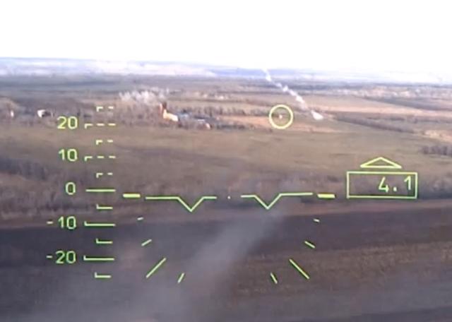 俄国防部17日在Rutube频道公布的其米-28武装直升机对地打击视频截图