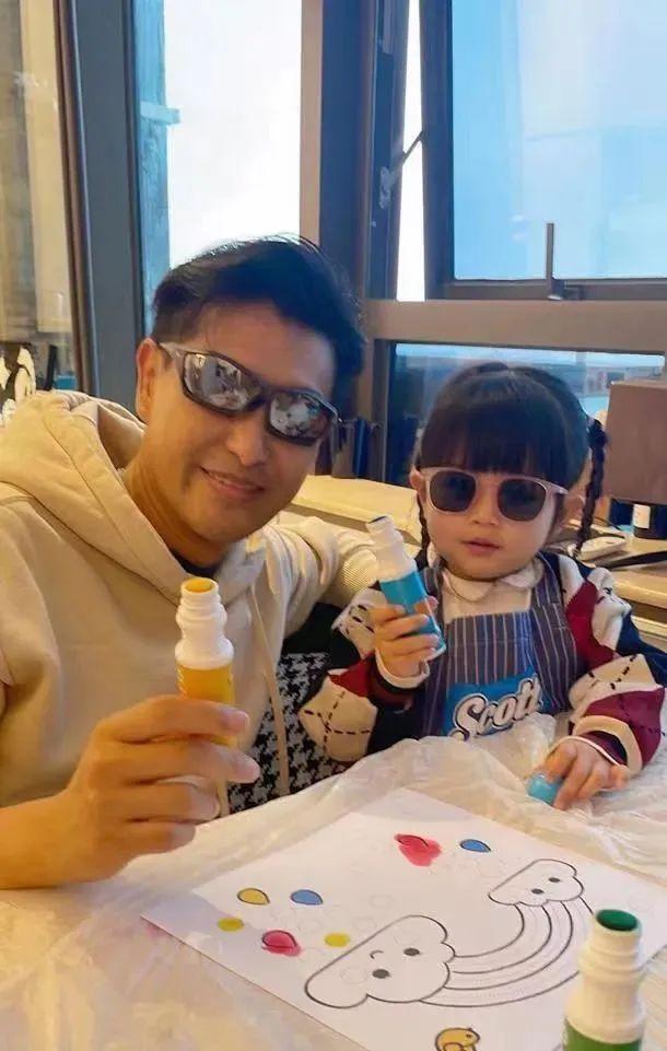 香港疫情下的明星状态:陈豪陈展鹏复工,“亚视一姐”被判入狱休闲区蓝鸢梦想 - Www.slyday.coM 香港疫情下的明星状态:陈豪陈展鹏复工,“亚视一姐”被判入狱休闲区蓝鸢梦想 - Www.slyday.coM