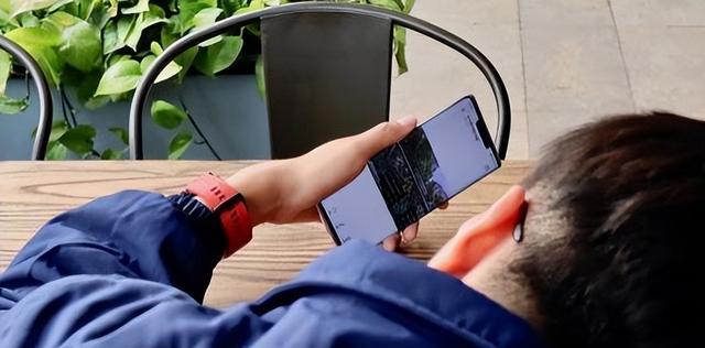 每天玩手机超过4个小时,身体是什么感觉?或许要承担3个结果休闲区蓝鸢梦想 - Www.slyday.coM 每天玩手机超过4个小时,身体是什么感觉?或许要承担3个结果休闲区蓝鸢梦想 - Www.slyday.coM