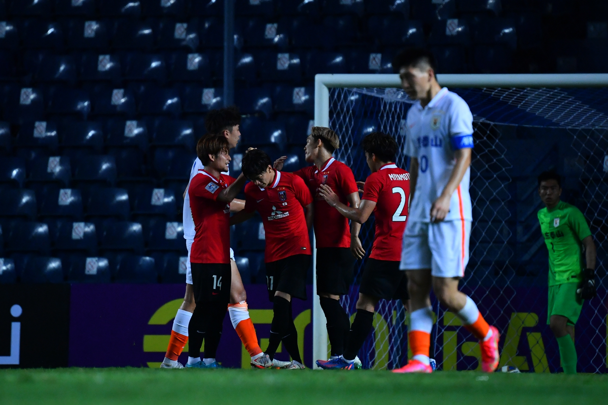 失落的泰山球員(右)。