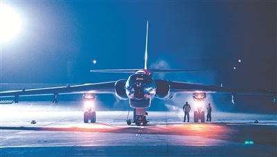 夜幕下,战鹰呼啸突击——海军航空兵某轰炸机团夜间训练掠影休闲区蓝鸢梦想 - Www.slyday.coM 夜幕下,战鹰呼啸突击——海军航空兵某轰炸机团夜间训练掠影休闲区蓝鸢梦想 - Www.slyday.coM