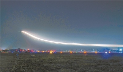 夜幕下,战鹰呼啸突击——海军航空兵某轰炸机团夜间训练掠影休闲区蓝鸢梦想 - Www.slyday.coM 夜幕下,战鹰呼啸突击——海军航空兵某轰炸机团夜间训练掠影休闲区蓝鸢梦想 - Www.slyday.coM