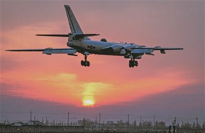 夜幕下,战鹰呼啸突击——海军航空兵某轰炸机团夜间训练掠影休闲区蓝鸢梦想 - Www.slyday.coM 夜幕下,战鹰呼啸突击——海军航空兵某轰炸机团夜间训练掠影休闲区蓝鸢梦想 - Www.slyday.coM