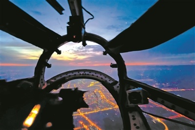 夜幕下,战鹰呼啸突击——海军航空兵某轰炸机团夜间训练掠影休闲区蓝鸢梦想 - Www.slyday.coM 夜幕下,战鹰呼啸突击——海军航空兵某轰炸机团夜间训练掠影休闲区蓝鸢梦想 - Www.slyday.coM