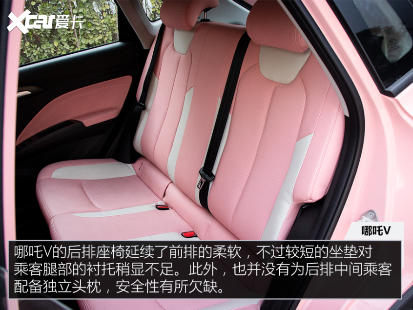 空间方面,采用五门五座车身结构的哪吒v自然要比众多同价位的小型车有