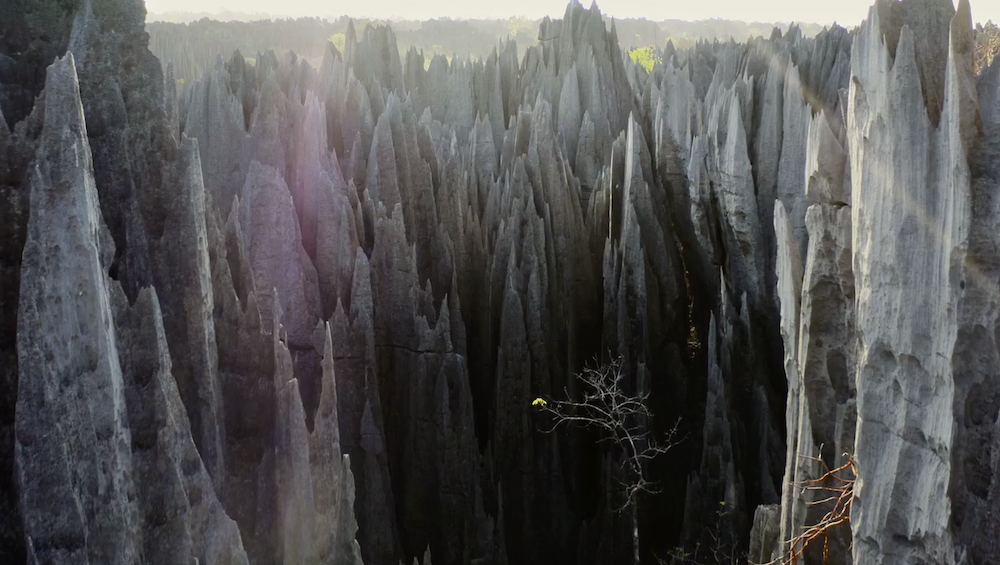 一座隔绝人烟的尖岩林“堡垒”  视频截图