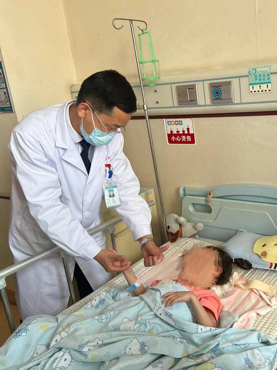 17楼意外坠落的四岁山东女孩康复出院!妈妈:孩子跟以前一样儿休闲区蓝鸢梦想 - Www.slyday.coM 17楼意外坠落的四岁山东女孩康复出院!妈妈:孩子跟以前一样儿休闲区蓝鸢梦想 - Www.slyday.coM