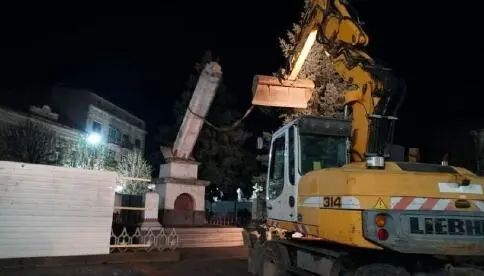 乌克兰穆卡切沃市一座苏军纪念碑被移除，图自俄媒