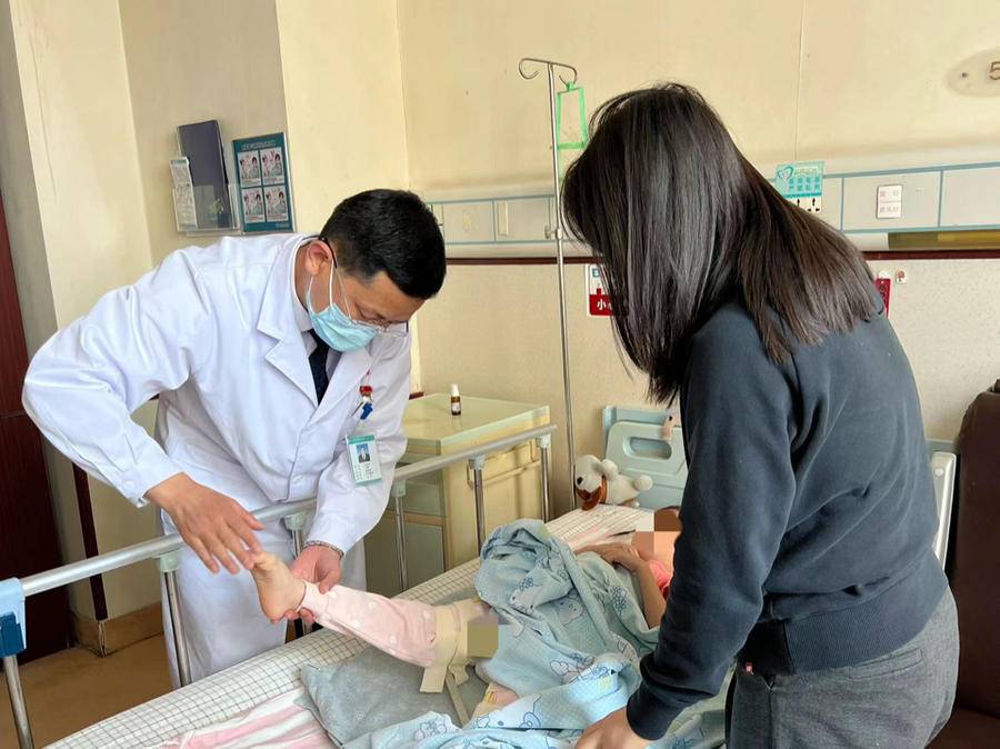 17楼意外坠落的四岁山东女孩康复出院!妈妈:孩子跟以前一样儿休闲区蓝鸢梦想 - Www.slyday.coM 17楼意外坠落的四岁山东女孩康复出院!妈妈:孩子跟以前一样儿休闲区蓝鸢梦想 - Www.slyday.coM