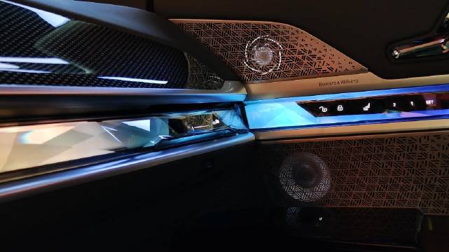 趁晚上没人值班偷偷发一个某重磅新车的炫酷车灯效果实拍