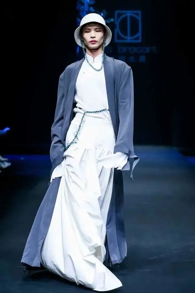 被骂娘娘腔、不男不女…从乡村野模到国际超模,梦想是真的会发光呀!休闲区蓝鸢梦想 - Www.slyday.coM 被骂娘娘腔、不男不女…从乡村野模到国际超模,梦想是真的会发光呀!休闲区蓝鸢梦想 - Www.slyday.coM