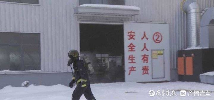 还记得那位趴在雪地里降温的消防员吗?他被评为“道德模范”休闲区蓝鸢梦想 - Www.slyday.coM 还记得那位趴在雪地里降温的消防员吗?他被评为“道德模范”休闲区蓝鸢梦想 - Www.slyday.coM
