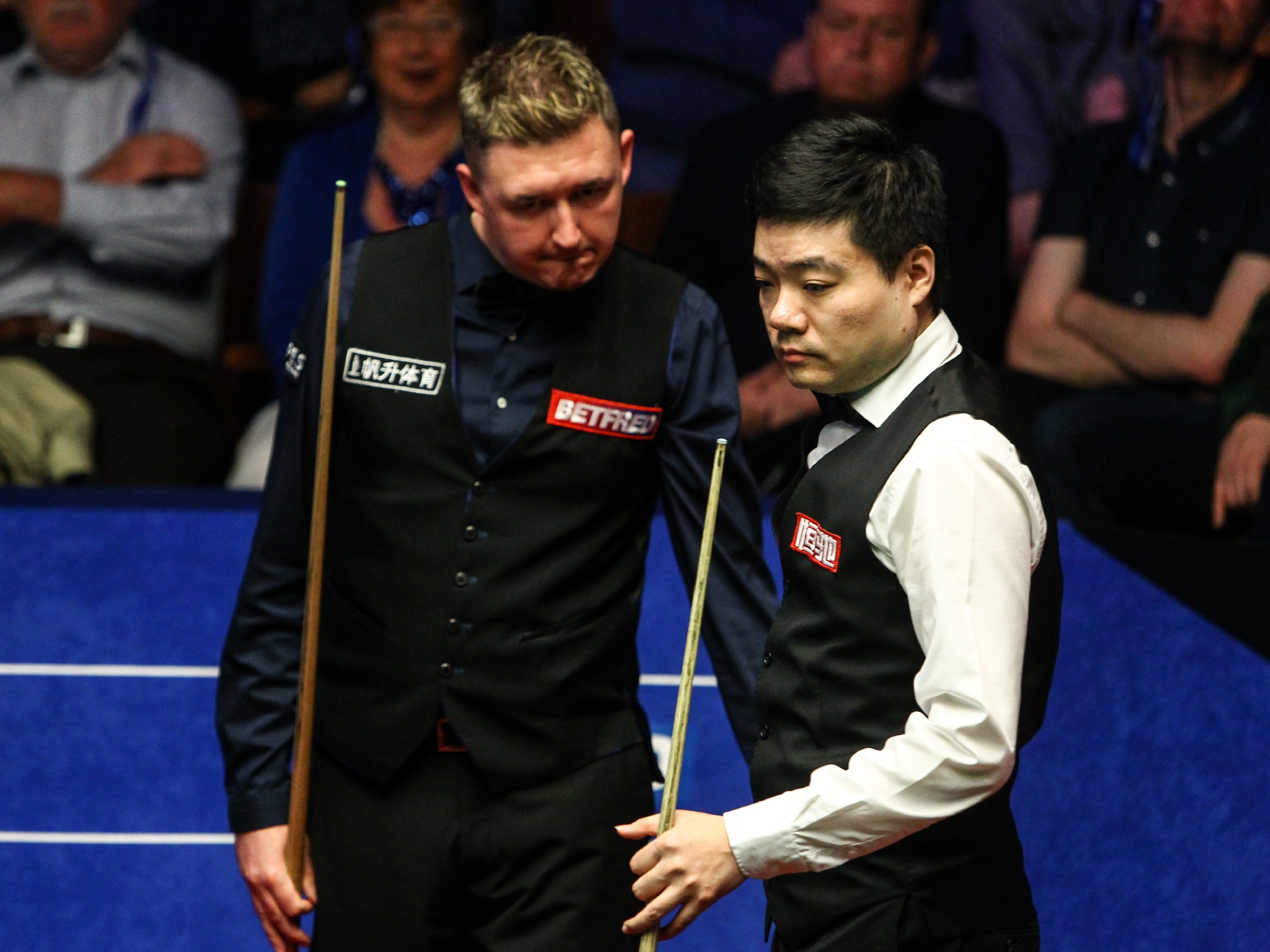 威尔逊（左）。