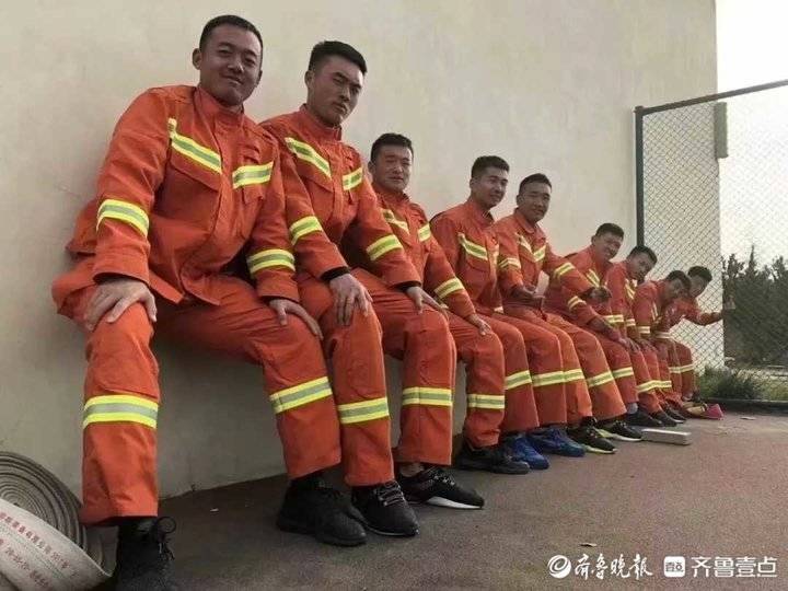 还记得那位趴在雪地里降温的消防员吗?他被评为“道德模范”休闲区蓝鸢梦想 - Www.slyday.coM 还记得那位趴在雪地里降温的消防员吗?他被评为“道德模范”休闲区蓝鸢梦想 - Www.slyday.coM