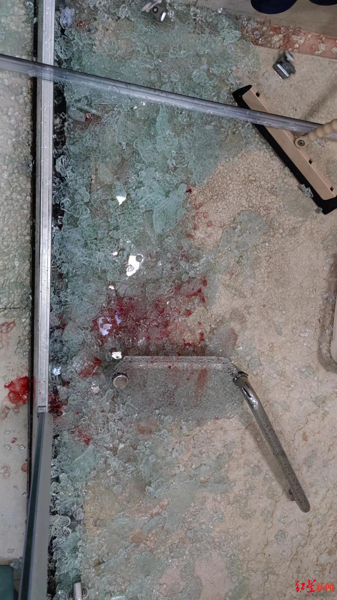 精装楼盘7个月3起浴室玻璃碎裂事件,业主称“不敢去洗澡了” 开发商:检测有问题将维修或更换休闲区蓝鸢梦想 - Www.slyday.coM 精装楼盘7个月3起浴室玻璃碎裂事件,业主称“不敢去洗澡了” 开发商:检测有问题将维修或更换休闲区蓝鸢梦想 - Www.slyday.coM