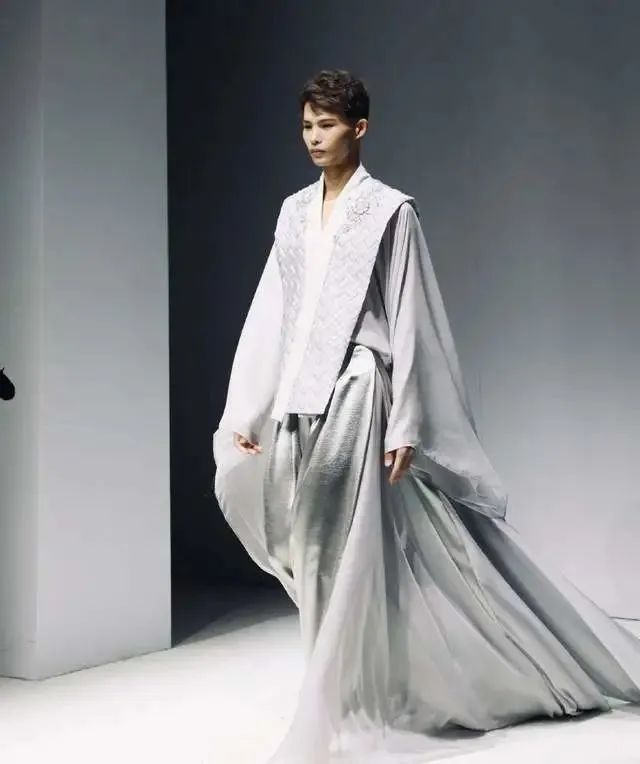 被骂娘娘腔、不男不女…从乡村野模到国际超模,梦想是真的会发光呀!休闲区蓝鸢梦想 - Www.slyday.coM 被骂娘娘腔、不男不女…从乡村野模到国际超模,梦想是真的会发光呀!休闲区蓝鸢梦想 - Www.slyday.coM