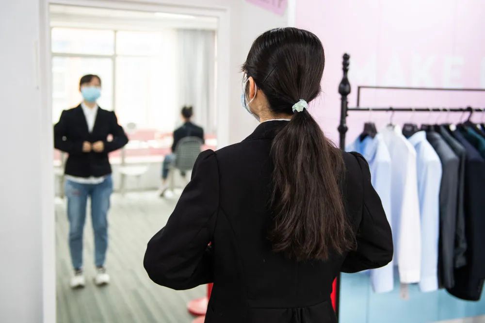 4月14日，在湖南长沙中南大学就业指导中心，学生在面试前整理着装。新华社记者陈思汗摄