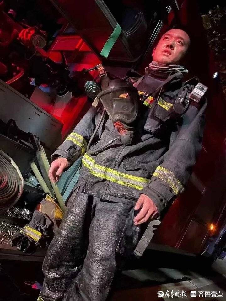 还记得那位趴在雪地里降温的消防员吗?他被评为“道德模范”休闲区蓝鸢梦想 - Www.slyday.coM 还记得那位趴在雪地里降温的消防员吗?他被评为“道德模范”休闲区蓝鸢梦想 - Www.slyday.coM