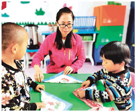  ▲朱英香与孩子们在一起。 来源：青海新闻网