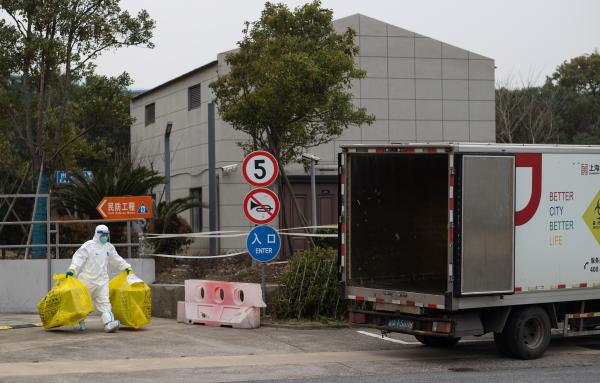 医废收运员收运涉疫垃圾 本文图片均来源于上海环境集团