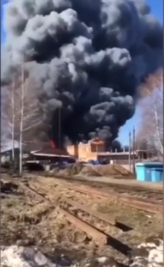 德米特里耶夫斯基化工厂发生火灾 图源：推特