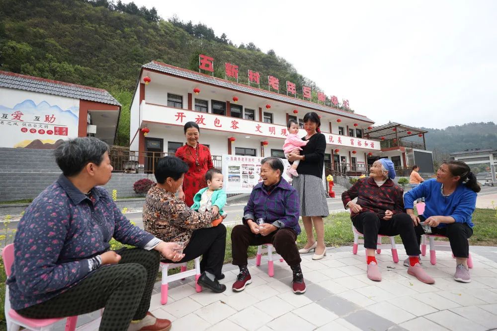 2022年3月20日，老年人与村民在龙里县冠山街道五新村老年互助中心聊天。 新华社发（黄晓海 摄）