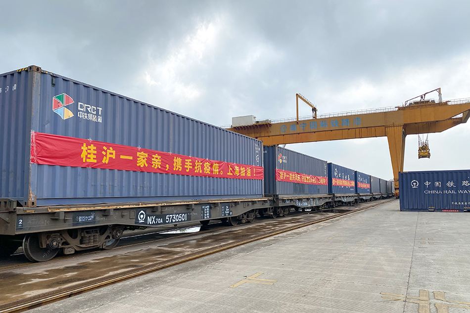 装满驰援上海物资的铁路集装箱吊装上火车 