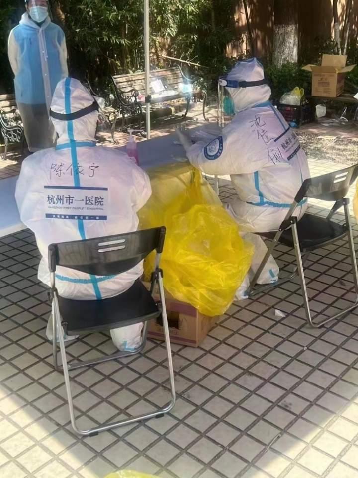 深夜十一点被“唤醒”支援上海,护士姑娘在日记里写下:会想起父亲做的菜休闲区蓝鸢梦想 - Www.slyday.coM 深夜十一点被“唤醒”支援上海,护士姑娘在日记里写下:会想起父亲做的菜休闲区蓝鸢梦想 - Www.slyday.coM