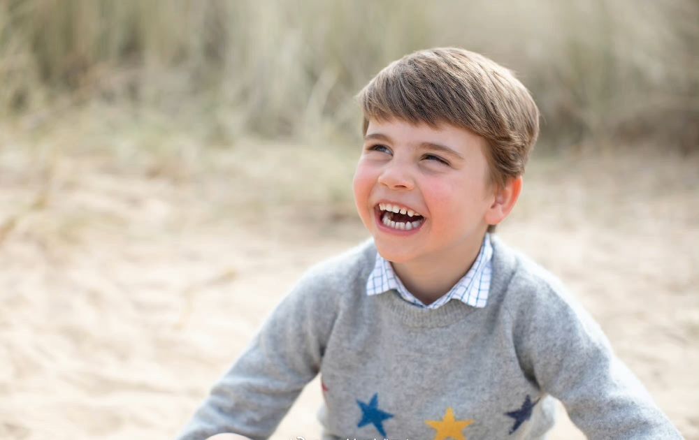 路易王子4岁生日，沙滩奔跑衣服都变形，牙齿稀疏变哥哥乔治同款