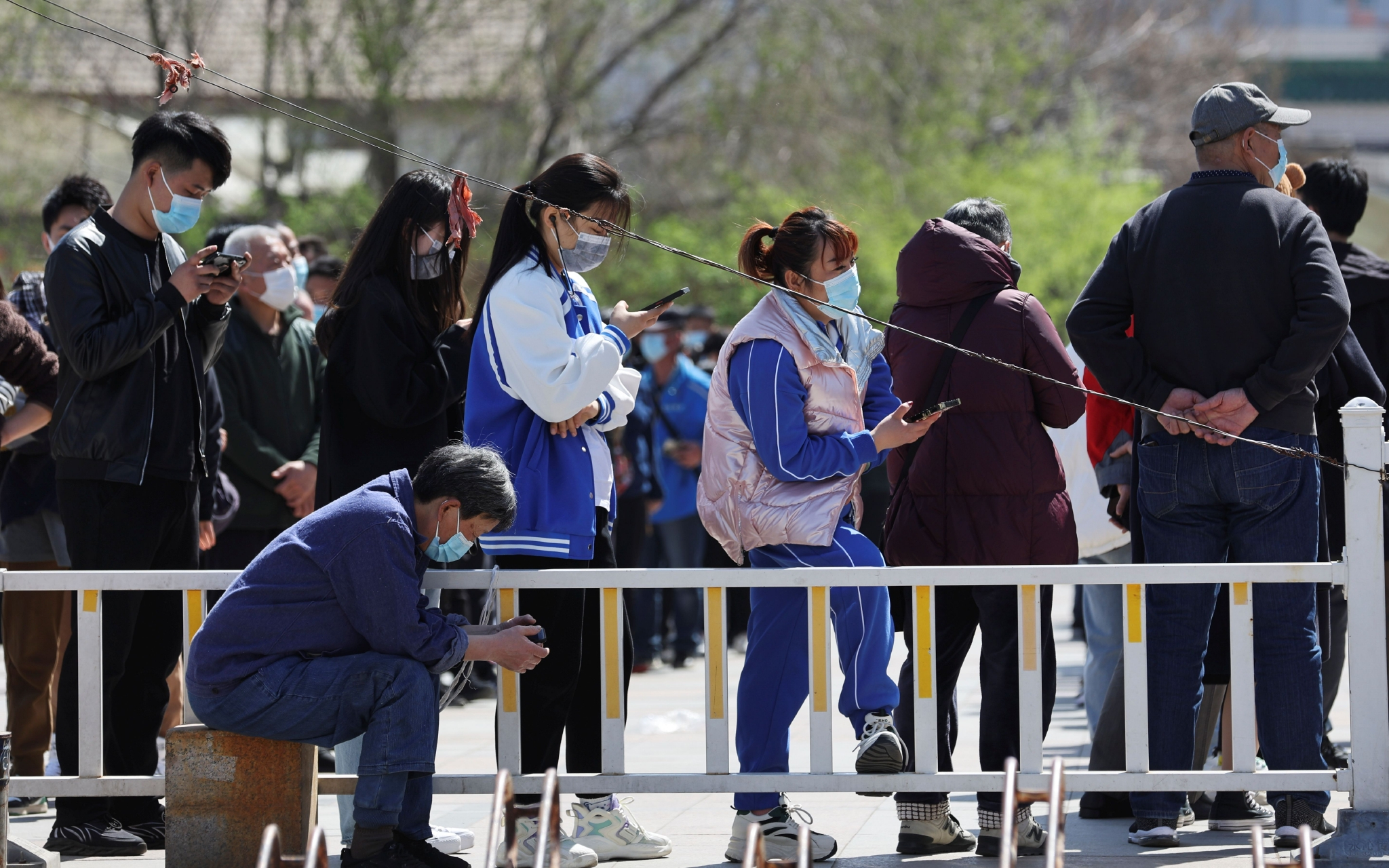 北京，市民有序排队，等待进行核酸检测。图/IC photo